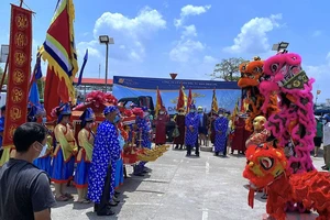 Đông đảo ngư dân miền biển Sông Đốc tham gia lễ hội Nghinh Ông.