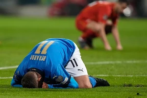 Cầu thủ Italia gục ngã sau thất bại cay đắng trước Bắc Macedonia. (Ảnh: Daily Mail)