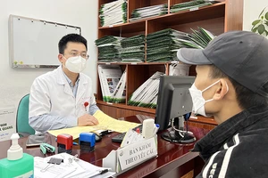 Thạc sĩ, bác sĩ Trần Minh Tuấn khám cho người bệnh sau ghép tạng.