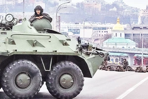 Lực lượng phòng vệ quốc gia Ukraine tại trung tâm Kiev ngày 25/2/2022. Ảnh: REUTERS