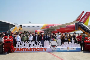 Những hành khách trên chuyến bay quốc tế đầu tiên Bangkok-Đà Nẵng.