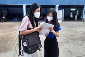 Thí sinh tham gia kỳ thi đánh giá năng lực tại Trường đại học Lạc Hồng (Đồng Nai) được tình nguyện viên hướng dẫn vào phòng thi.