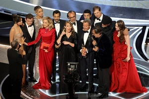 Dàn diễn viên và đoàn làm phim "CODA" nhận giải Phim hay nhất. (Ảnh: /Getty Images)