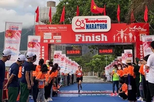 Các vận động viên dự Giải vô địch quốc gia marathon và cự ly dài Báo Tiền Phong lần thứ 63. (Ảnh HỮU VIỆT)