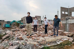 Chủ tịch Ủy ban nhân dân huyện Lương Sơn Nguyễn Văn Danh (áo đen) trực tiếp giám sát công tác phá dỡ công trình sai phạm.