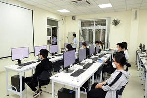 Thí sinh dự thi Đánh giá năng lực năm 2022 tại Đại học Quốc gia Hà Nội lấy kết quả xét tuyển đại học.