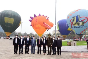 Lãnh đạo tỉnh Tuyên Quang chụp ảnh lưu niệm tại lễ hội.