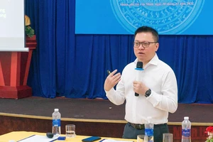 Đồng chí Lê Quốc Minh báo cáo chuyên đề về “Chuyển đổi số trong báo chí”.
