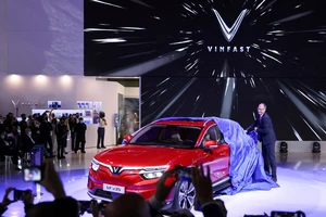 Mẫu xe SUV VinFast E35 trong buổi ra mắt thuộc khuôn khổ Triển lãm ô tô LA năm 2021 tại Los Angeles, California, Mỹ. Ảnh: Reuters