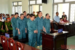 Các bị cáo trong vụ án buôn lậu xăng, dầu bị Tòa án nhân dân tỉnh Bình Thuận đưa ra xét xử năm 2018. (Ảnh: Đình Châu)