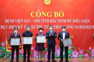 Lãnh đạo tỉnh Bắc Ninh trao bằng khen của UBND tỉnh Bắc Ninh cho các tập thể, cá nhân có thành tích xuất sắc trong triển khai thành công kỹ thuật thụ tinh trong ống nghiệm.