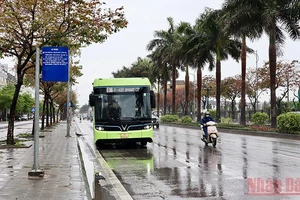 Tuyến buýt điện E06 của VinBus qua Khu đô thị Smart City.