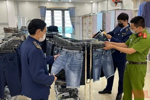 Lực lượng chức năng kiểm tra, phát hiện tại cửa hàng Nam Long Fashion Family (xã Nghĩa Phong, huyện Nghĩa Hưng) bày bán hơn 400 sản phầm quần jeans nam, nữ không nguồn gốc, xuất xứ.