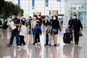 Hành khách tại sân bay quốc tế Incheon (Hàn Quốc).