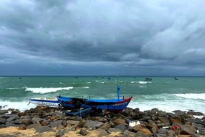 Mưa to, sóng lớn đã gây thiệt hại nặng nề cho ngư dân Bình Định. (Ảnh: CÁT HÙNG)