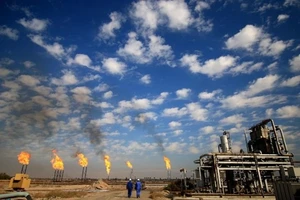 Khai thác dầu mỏ tại miền nam Iraq. (Nguồn: AFP/Vietnam+)