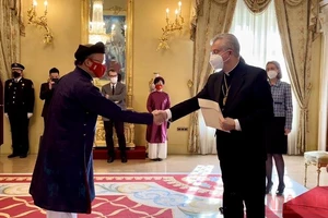 Đại sứ Đinh Toàn Thắng trình Quốc thư lên Tổng Giám mục xứ Catalogna Joan Enric Vives Sicília, Đồng Quốc vương Công quốc Andorra.
