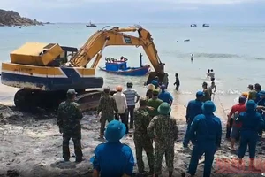 Lực lượng vũ trang tỉnh Bình Định đã hỗ trợ người dân xã Nhơn Lý, thành phố Quy Nhơn trục vớt tàu thuyền bị chìm do lốc xoáy vào ngày 31/3. (Ảnh: CÁT HÙNG)