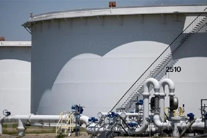Bể chứa dầu thô tại Cushing, Oklahoma, Mỹ. (Ảnh: AFP/TTXVN)