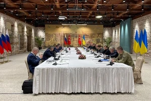 Các thành viên của phái đoàn đàm phán Nga và Ukraine tham dự cuộc hội đàm tại Istanbul, Thổ Nhĩ Kỳ, ngày 29/3/2022. (Ảnh: Văn phòng Báo chí Tổng thống Ukraine/REUTERS)
