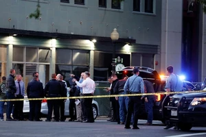 Cảnh sát có mặt tại hiện trường vụ xả súng vào sáng sớm ngày 3/4 (giờ địa phương) tại Sacramento, California, Mỹ. (Ảnh: Reuters)