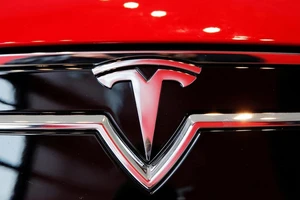 Logo của hãng xe điện Tesla. (Ảnh: Reuters)