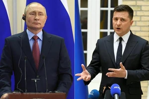 Tổng thống Nga Vladimir Putin (trái) và Tổng thống Ukraine Volodymyr Zelensky. (Ảnh: AFP/TTXVN)