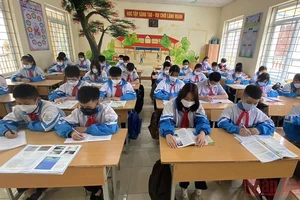 Học sinh Trường THCS Mường Thanh, thành phố Điện Biên Phủ trở lại học trực tiếp sau thời gian tạm dừng đến trường do dịch Covid-19.