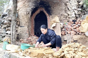 Chị Hoàng Thị Sáng, một người thợ xã Long Đống lọc đất làm ngói âm dương.