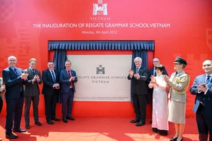 Nghị sĩ Graham Stuart, Đặc phái viên Thương mại của Thủ tướng Anh tại Việt Nam, Campuchia và Lào, và ông Gareth Ward, Đại sứ Anh tại Việt Nam khánh thành biển tên mới của trường Reigate Grammar Việt Nam. (ẢNH: THÀNH ĐẠT)