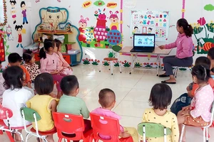 Dạy học cho trẻ mầm non 5 tuổi ở Trường mầm non Sín Thầu, huyện Mường Nhé, tỉnh Điện Biên. (Ảnh: LÊ LAN)
