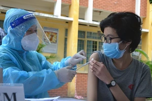 Tiêm vaccine cho học sinh tại huyện Củ Chi, Thành phố Hồ Chí Minh.