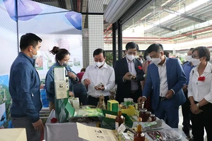 Lãnh đạo tỉnh Phú Thọ và du khách tham quan các gian trưng bày sản phẩm OCOP.