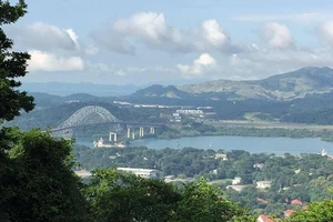 Cầu Las Americanas bắc qua kênh đào Panama nhìn từ đỉnh Ancon.