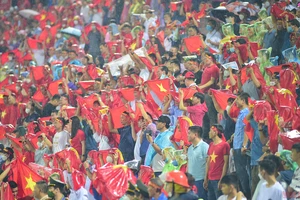 Người hâm mộ "đội" mưa cổ vũ cho đội U23 Việt Nam