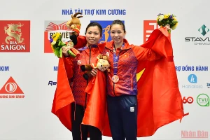 Hoàng Thị Phương Giang và Dương Thúy Vi nhận Huy chương Vàng và Đồng nội dung Trường quyền nữ.