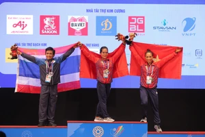 Nữ vận động viên thể hình Việt Nam Đinh Kim Loan vượt qua 7 đối thủ, giành huy chương vàng danh giá cho Đoàn thể thao Việt Nam tham dự SEA Games 31. (Ảnh: SƠN BÁCH)