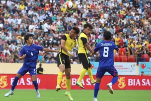 Trận hòa trước U23 Campuchia (áo xanh) đang khiến U23 Malaysia đứng trước nguy cơ mất ngôi đầu bảng B. (Ảnh: FAM)