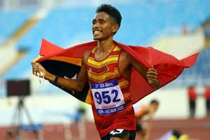 Niềm vui của vận động viên Felisberto De Deus (Timor Lester) khi giành huy chương Bạc nội dung chạy 10.000 nam. (Ảnh: TTXVN)