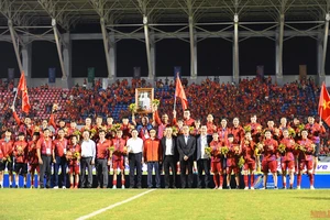 Đội tuyển bóng đá nữ Việt Nam đón nhận Huy chương Vàng SEA Games 31