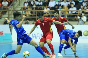 Đội tuyển futsal nam Việt Nam (áo đỏ) giành Huy chương Đồng SEA Games 31. (Ảnh: VFF)