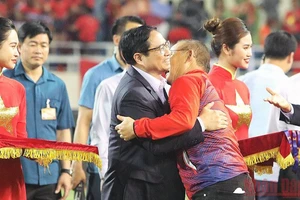 Thủ tướng Phạm Minh Chính chúc mừng và cảm ơn Huấn luyện viên Park Hang-seo. (Ảnh: KHIẾU MINH)