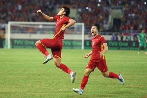 Tiền đạo Nhâm Mạnh Dũng trở thành người hùng với bàn thắng ở phút 83, giúp U23 Việt Nam bảo vệ thành công tấm Huy chương Vàng bóng đá nam SEA Games. (Ảnh: THÀNH ĐẠT)