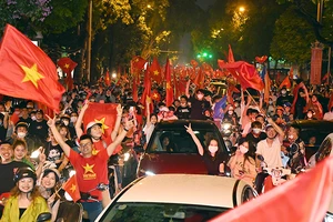 Người dân Thủ đô Hà Nội mừng chiến thắng của Đội tuyển bóng đá nam U23 Việt Nam. (Ảnh ĐĂNG KHOA)