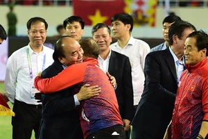 Chủ tịch nước Nguyễn Xuân Phúc chúc mừng và cảm ơn Huấn luyện viên Park Hang-seo. (Ảnh: TRẦN HẢI) 