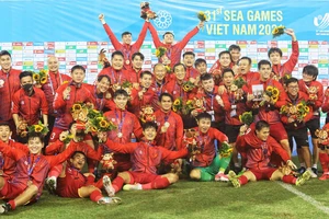 Thầy trò huấn luyện viên Park Hang-seo ăn mừng tấm Huy chương Vàng bóng đá nam SEA Games 31. (Ảnh: KHIẾU MINH)