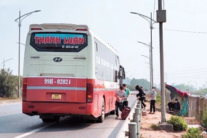 Người đi bộ vượt rào ra bắt xe khách nên xuất hiện hàng loạt bến cóc xe dù dọc tuyến đường cao tốc Hà Nội - Bắc Giang. Ảnh: Văn Chương
