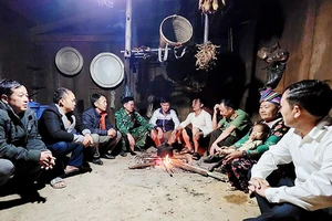 Các lực lượng chức năng tuyên truyền, vận động người dân bản Huổi Luông (huyện Phong Thổ, tỉnh Lai Châu) không theo đạo “Bà cô Dợ”.