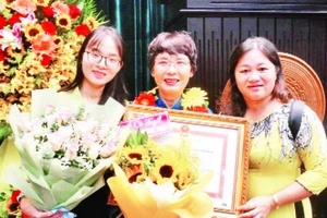 Cô Võ Thị Tuyết (đứng giữa) cùng con gái Nguyễn Thị Cẩm Tú (bên trái) trong buổi lễ nhận Giải thưởng Võ Trường Toản 2023.