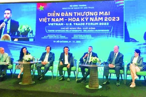 Các diễn giả thảo luận, chia sẻ thông tin về đầu tư, thương mại tại Diễn đàn Thương mại Việt Nam-Hoa Kỳ năm 2023. 